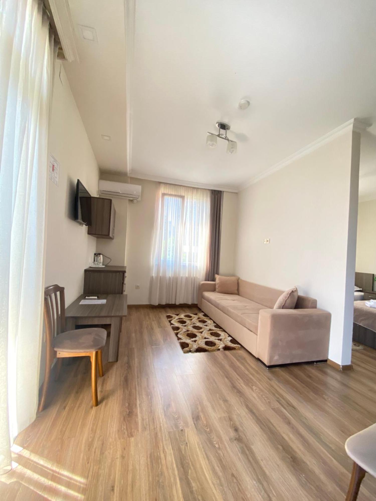 Hotel Garanti Batoemi Buitenkant foto