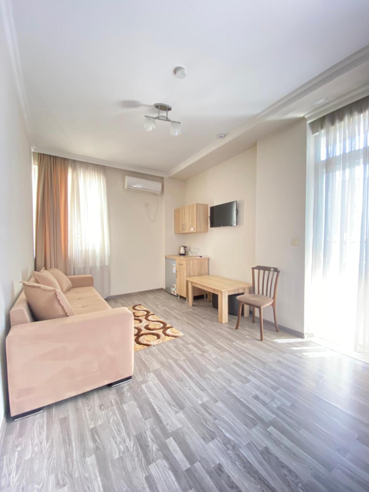 Hotel Garanti Batoemi Buitenkant foto