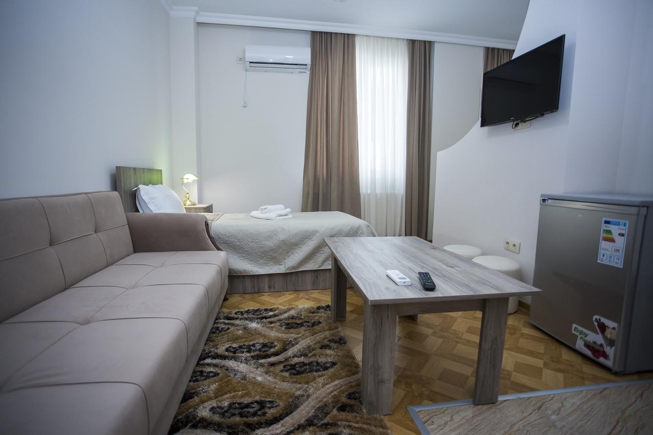 Hotel Garanti Batoemi Buitenkant foto
